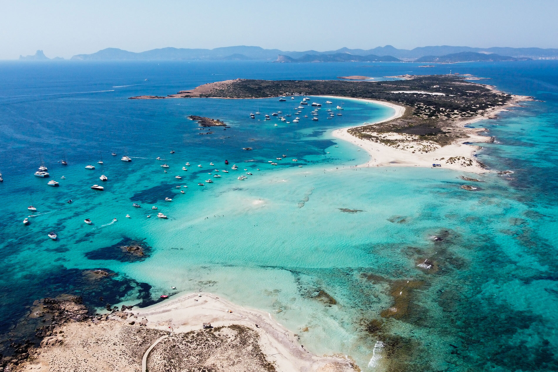 Isla y mar de formentera desde ibiza españa